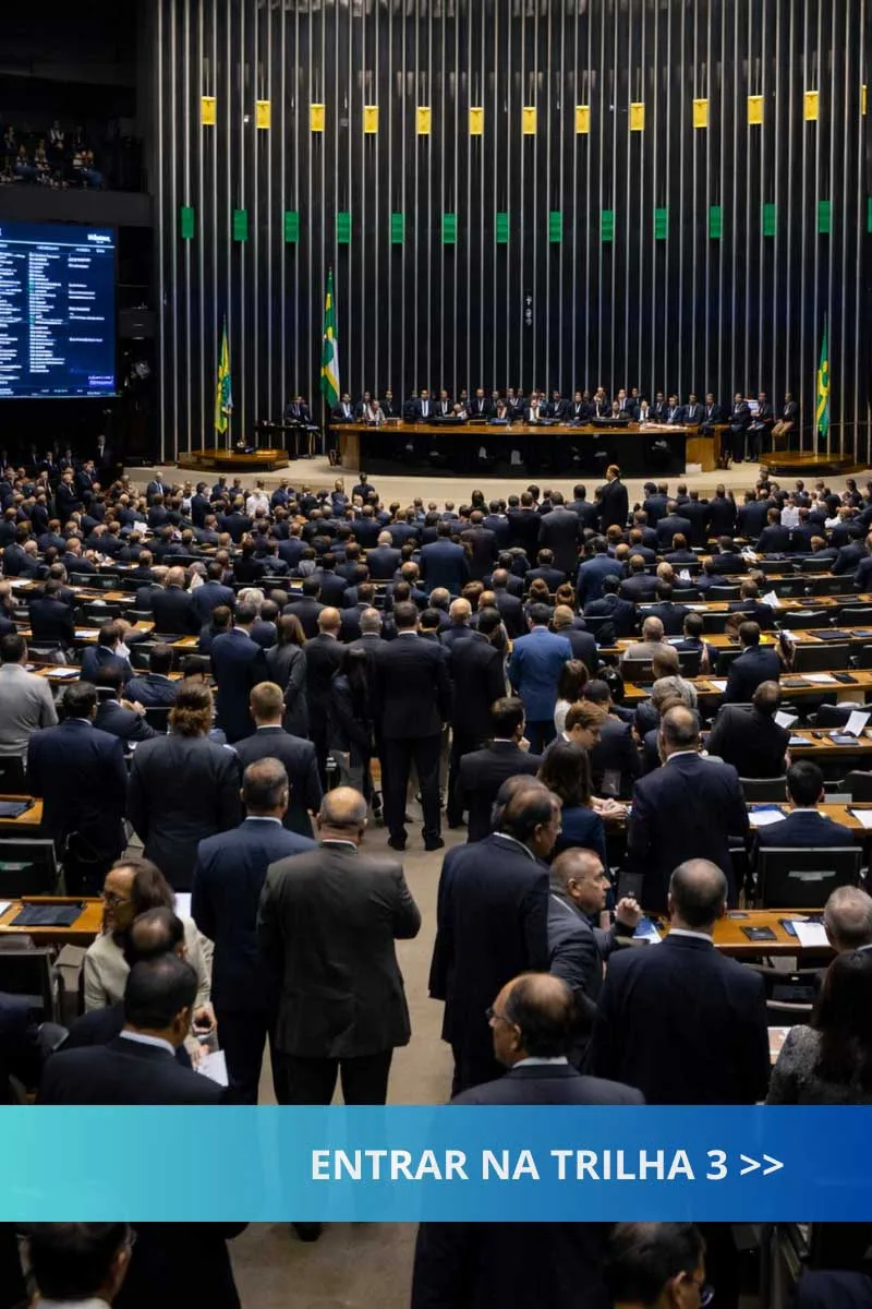 Plenário da Câmara dos Deputados lotado durante votação importante, ilustrando a complexidade da arquitetura legislativa e da decisão coletiva
