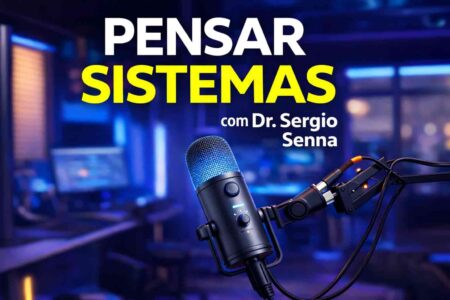Podcast Pensar Sistemas com Dr. Sergio Senna discutindo complexidade, governança e arquitetura decisória em estúdio profissional.