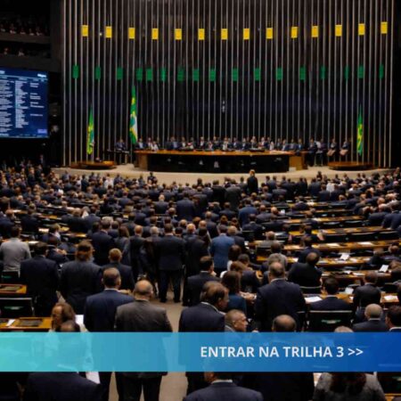 Plenário legislativo em sessão representando arquitetura legislativa e governança policêntrica.