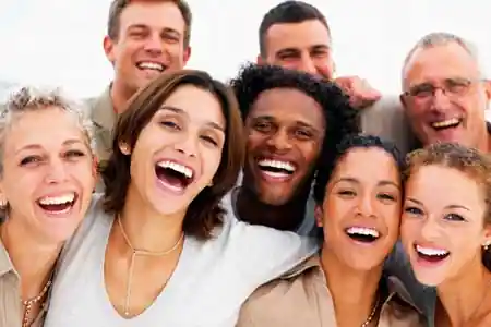 Você conhece o sorriso genuíno? Entenda como as expressões faciais revelam emoções reais e o que a análise comportamental ensina sobre alegria e autenticidade.