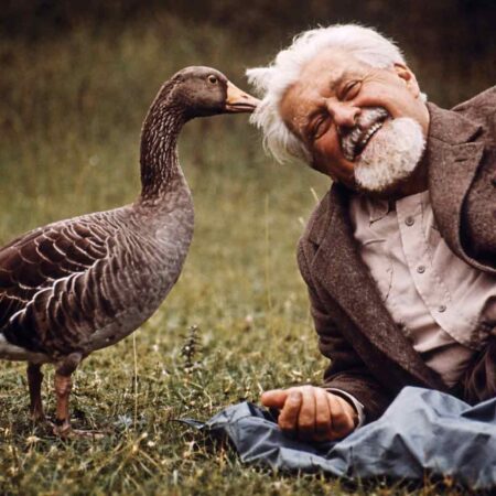 Konrad Lorenz interagindo com ave em estudo sobre comportamento animal e etologia