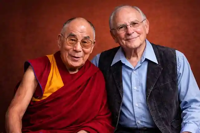 Paul Ekman ao lado do Dalai Lama em encontro relacionado ao Atlas das Emoções e à pesquisa científica sobre emoções humanas.