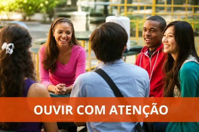 Imagem destaca uma conversa em grupo para representar escuta atenta, empatia, linguagem corporal e inteligência socioemocional.