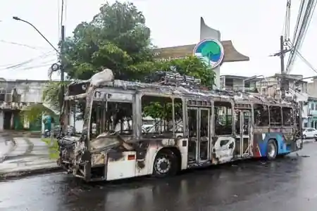 Ônibus queimado no Rio de Janeiro evidencia desafios da segurança pública e a atuação adaptativa do crime organizado.
