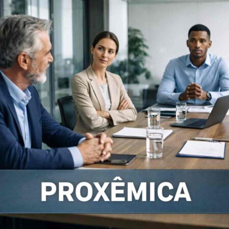 Reunião institucional em que a distância entre os participantes, a orientação corporal e a ocupação do espaço influenciam hierarquias e decisões antes da deliberação formal.