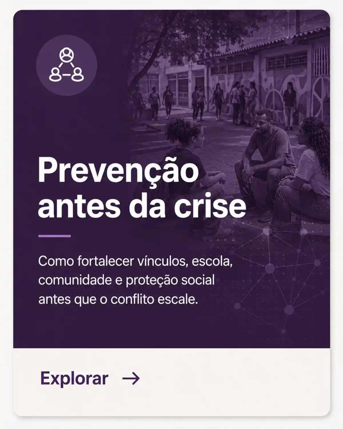 Card roxo do IBRALC com jovens conversando em ambiente escolar para acessar conteúdos sobre prevenção antes da crise.