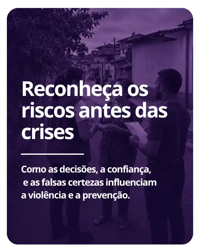Profissionais conversam com moradora em bairro residencial, representando prevenção da violência e vínculos comunitários